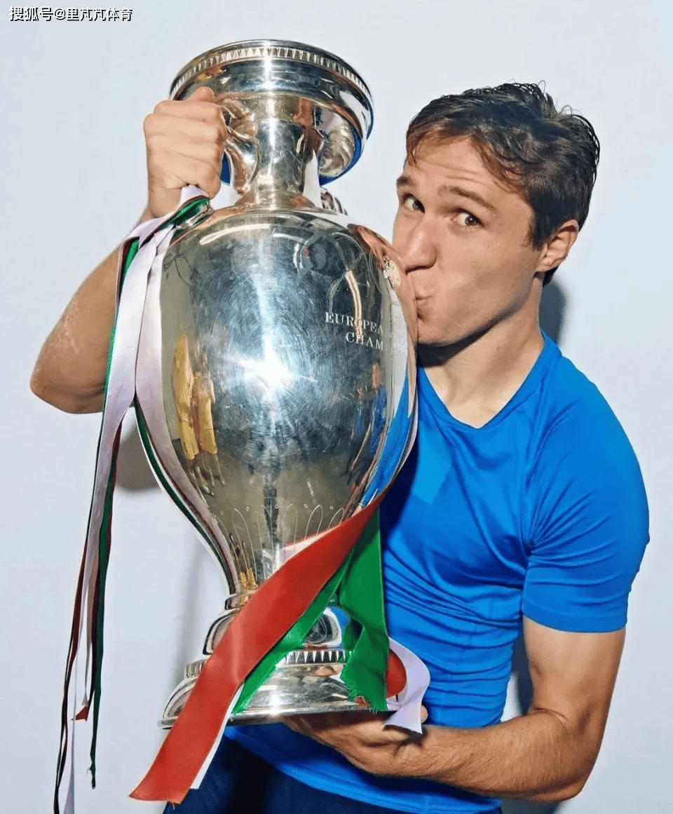 到底图啥呢?在利物浦毫无表现机会,却婉拒意大利豪门轮番邀约